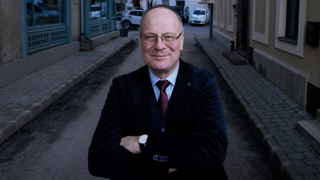 Navracsics Tibor megerősítette, hogy távozik a politikából, már törölte is a Facebook-oldalát