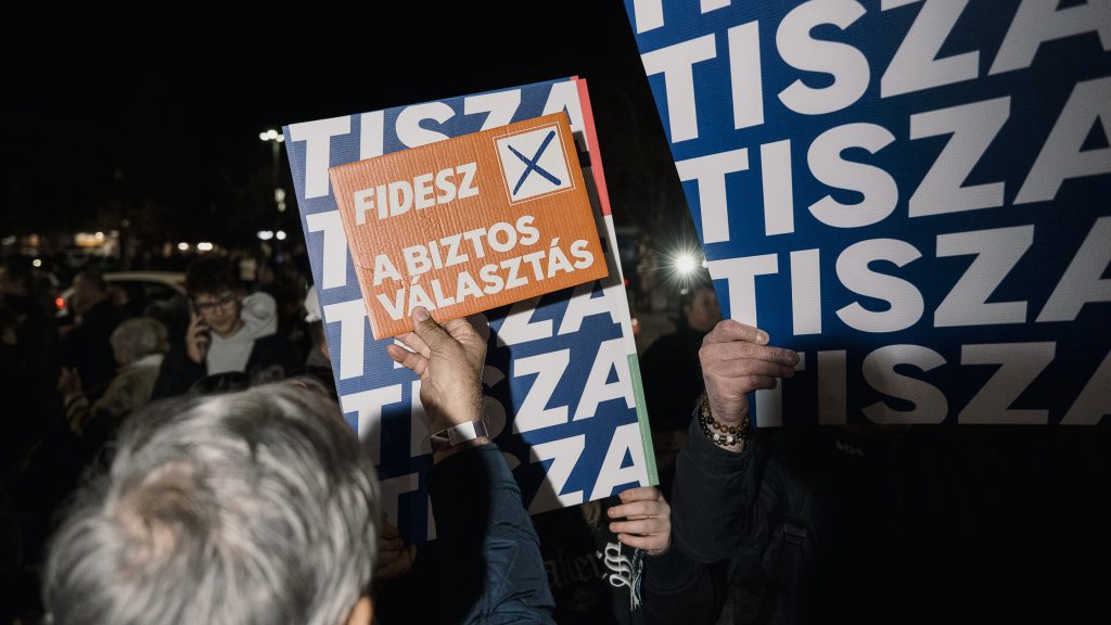 „A generációs konfliktust kifejezetten a politikusok gerjesztik” – szakértők a fiatal tiszások és az idős fideszesek szembenállásának okairól