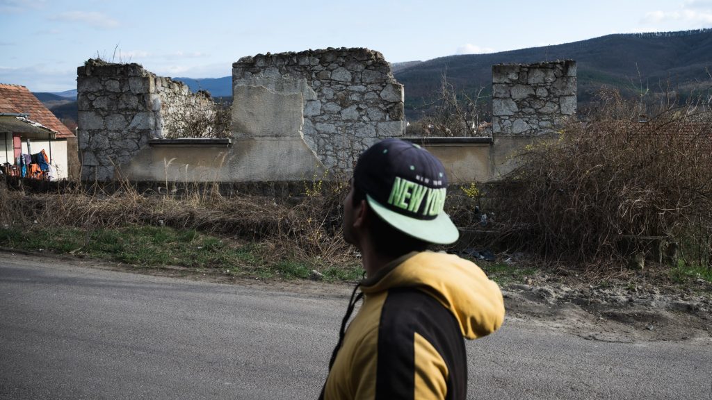 „Az a romos épület az iskola volt” – fényes nappal szedik szét a házakat a drog és bűnözés sújtotta Mátraverebélyben