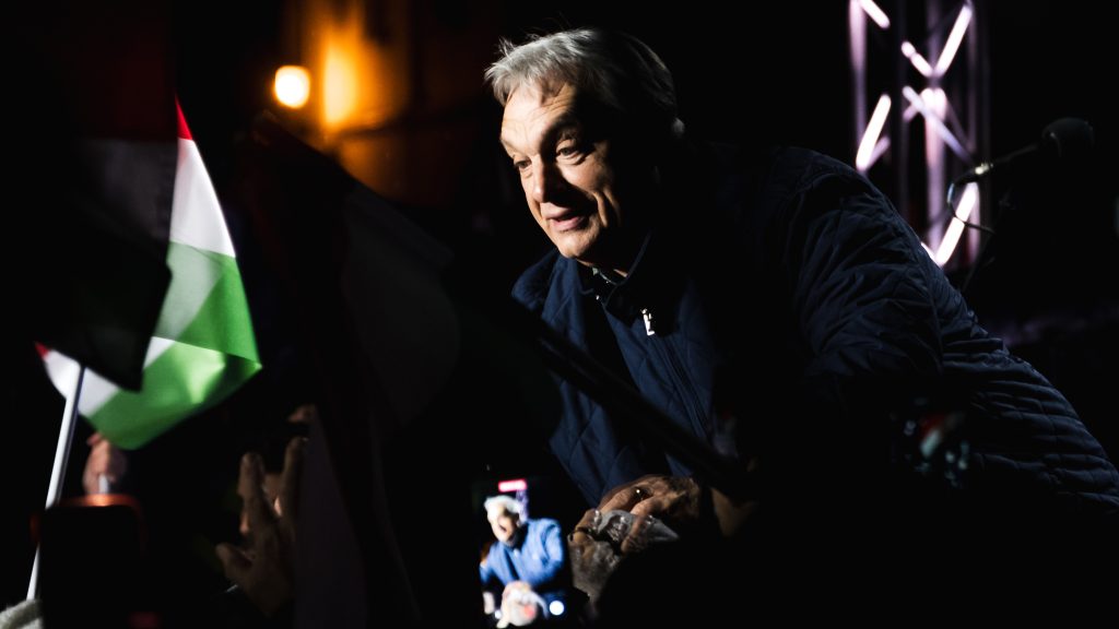 Orbán egymillió kézfogást vár, tőle egyetlen kézfogást kértek, de mást adott