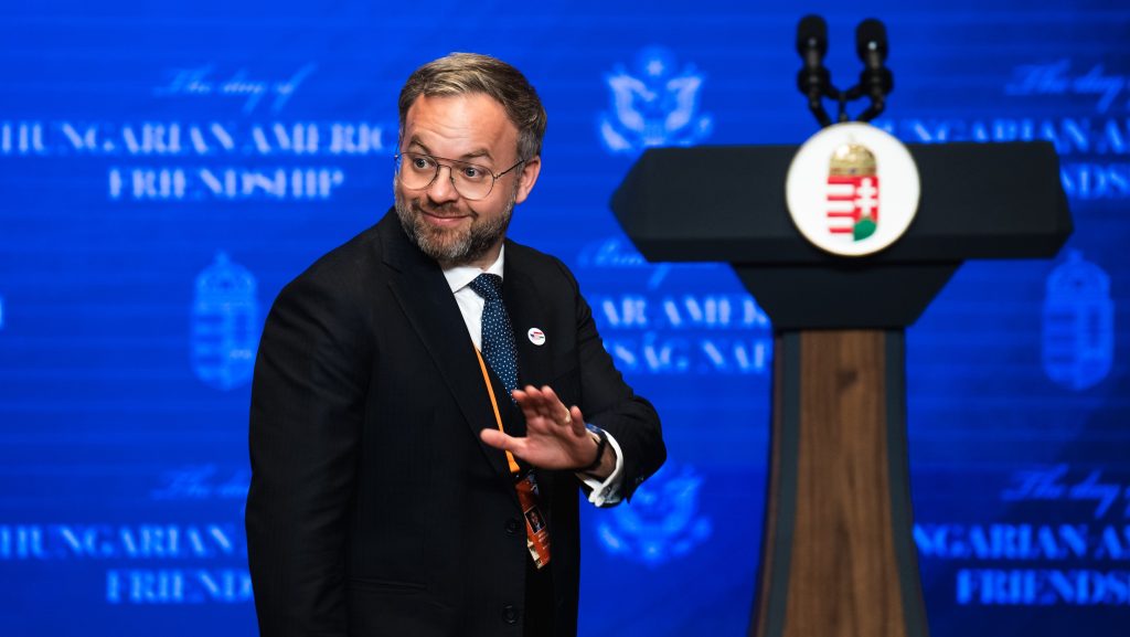 Orbán Balázs a Tanút idézve kelt ki a fideszes gyermekvédelmi törvény elkaszálása ellen