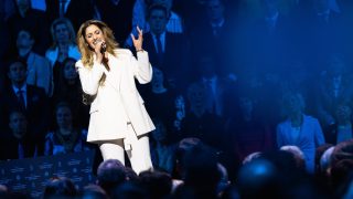 Radics Gigi az amerikai alelnök látogatásakor szervezett magyar-amerikai barátság napi nagygyűlésen.