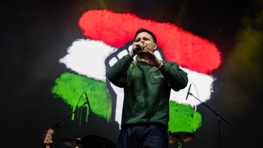 Beton.Hofi arra kéri az emberek főnökeit, hogy legyenek ma elnézőbbek