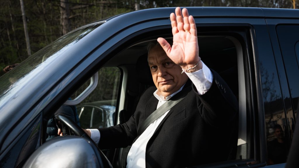 Reagált a kormány Orbán amerikai útjára, de a magángépekkel külföldre hordott vagyonról hallgatnak