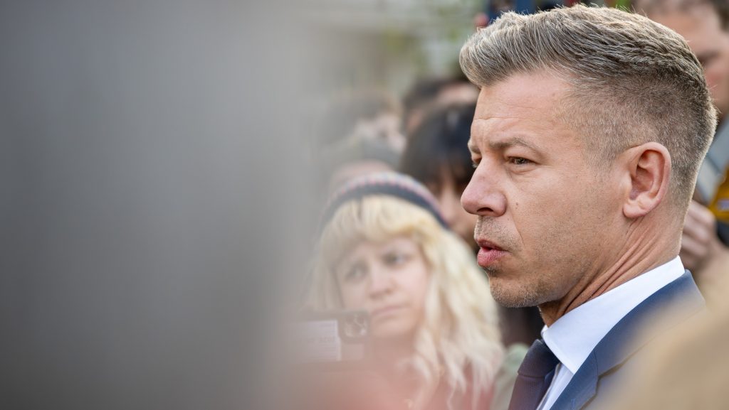 A Romániába érkezett magyar támogatások kivizsgálását kérik Magyar Pétertől, amelyek az Orbánt támogató propagandát táplálhatták