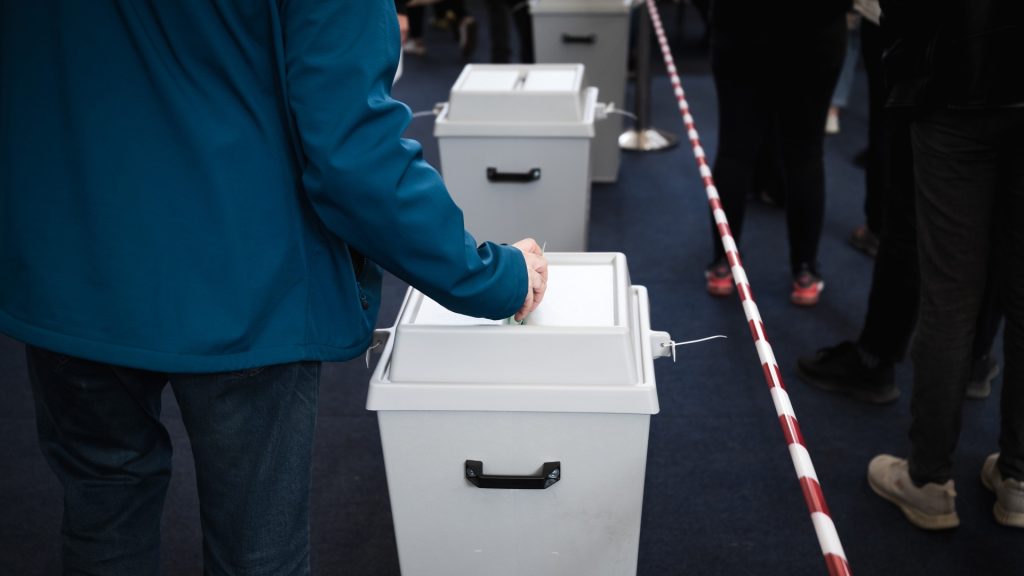 Csepelen 20 százalékos feldolgozottságnál a tiszás jelöltnek dupla annyi voksa van, mint a fideszesnek