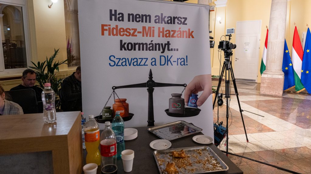 Aktivista-jelentkezésekkel támadták a DK honlapját, feljelentést tett a párt