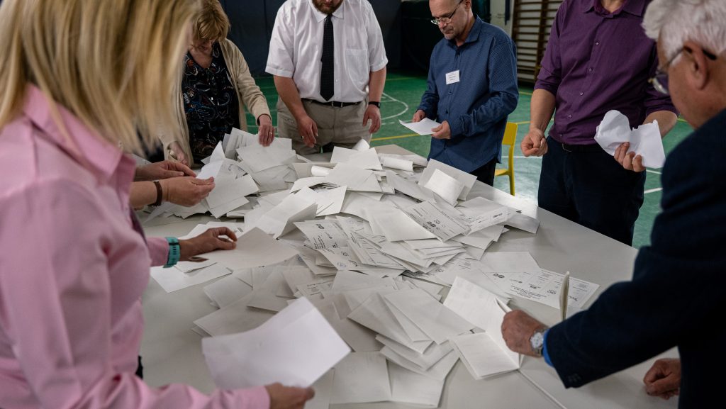 Lezárultak a szoros körzetek: Sárvár, Csorna, Balassagyarmat a Fidesznél maradt