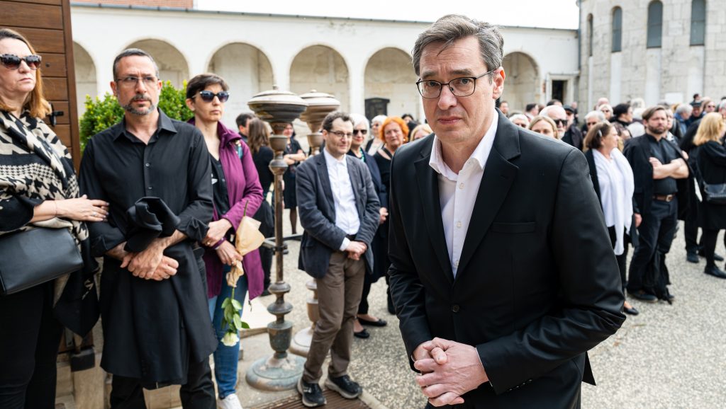 Karácsony: A látványom annyira felzaklatta egy idősebb honfitársunkat, hogy babakocsival dühösen áthajtott a lábamon