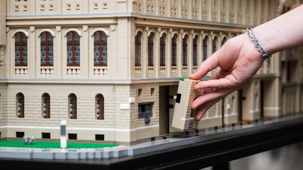 Gyönyörködj velünk: 60 ezer LEGO-elemből épült meg a Magyar Tudományos Akadémia székházának élethű mása – galéria