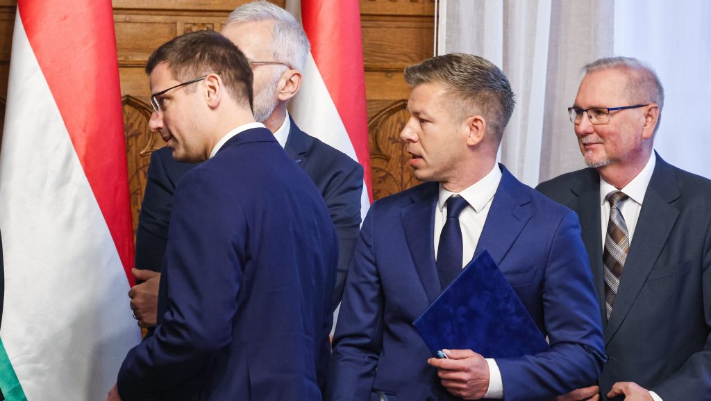 Még ebben a ciklusban benyújtja a Fidesz a védett üzemanyagár-hosszabbító javaslatát, hogy az új parlament azonnal bólinthasson rá