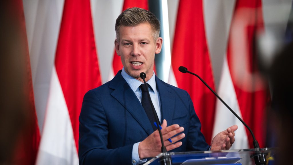 Kun Béla elrepült: Magyar Péter Kosztolányival üzent a vagyonkimentéssel vádolt NER-elitnek