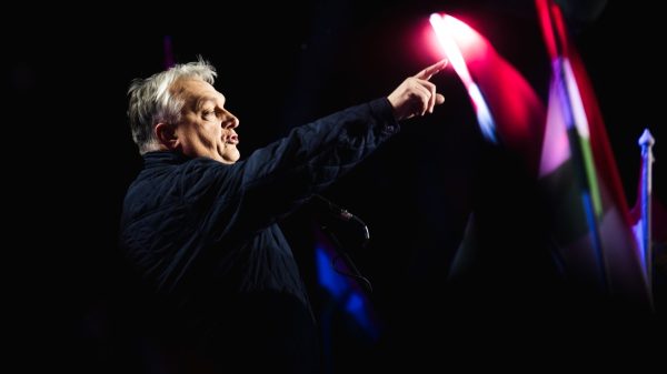 „A tiszások itt tájidegen elemek, errefelé munkából élnek az emberek” – folyamatosan kiszólogatott Orbán a Tisza-szimpatizánsoknak