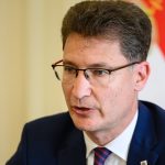 Cser-Palkovics András polgármester sajtótájékoztatót tart Székesfehérváron 2025. június 10-én. A polgármester bejelentette, hogy a város ideiglenesen átveszi a labdarúgó NB I-ből kiesett Fehérvár FC-t, megmentve ezzel a megszűnéstől. A város közgyűlése 19 igen és két tartózkodás mellett hozta meg a döntést.