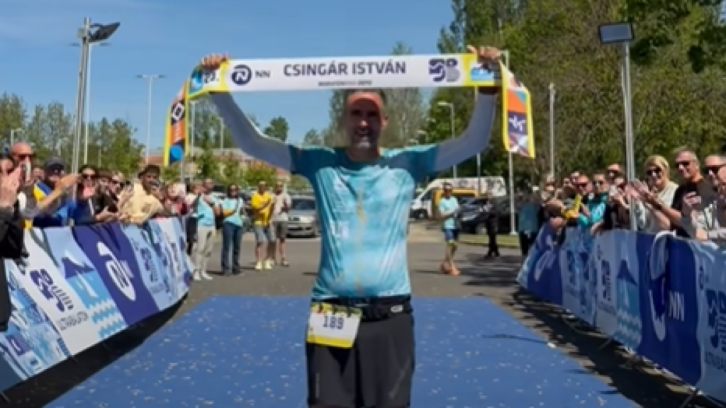 Emberfeletti: öten kétszer is körbefutották a Balatont