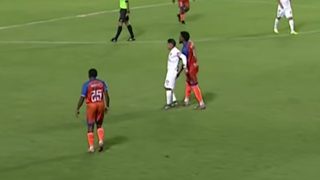 Kiállítottak egy focistát, mert belecsípett az ellenfele fenekébe