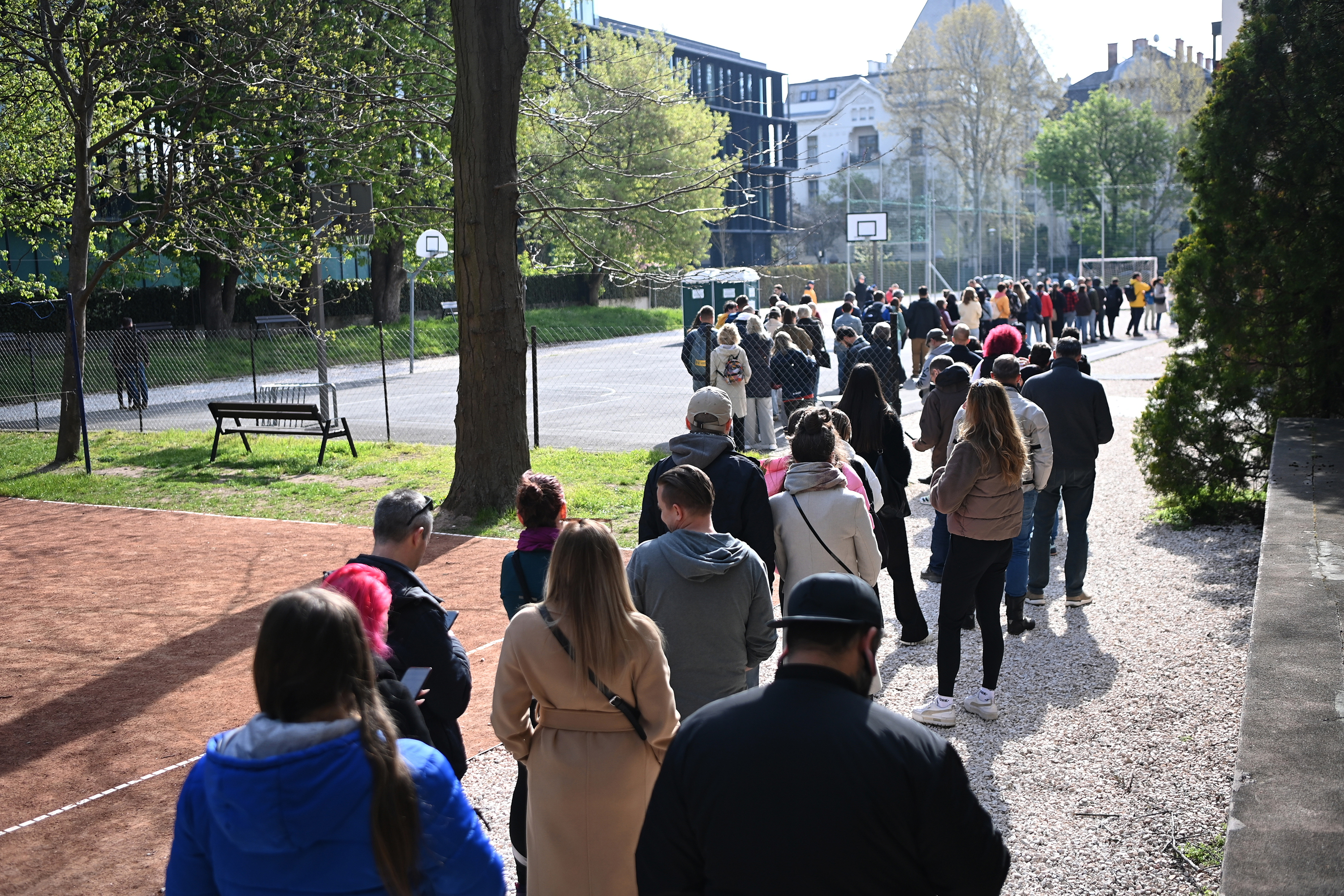 Továbbra is nagyon magas a részvétel, 11 óráig már több mint 2,8 millióan szavaztak – élőben a választásról 1