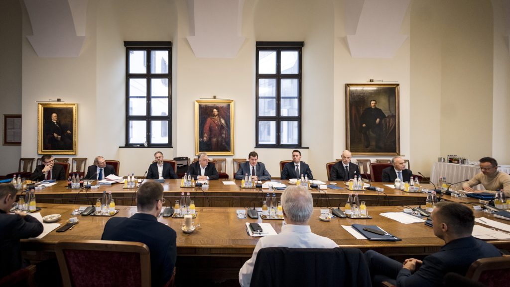 Marad az árrésstop és a védett üzemanyagár