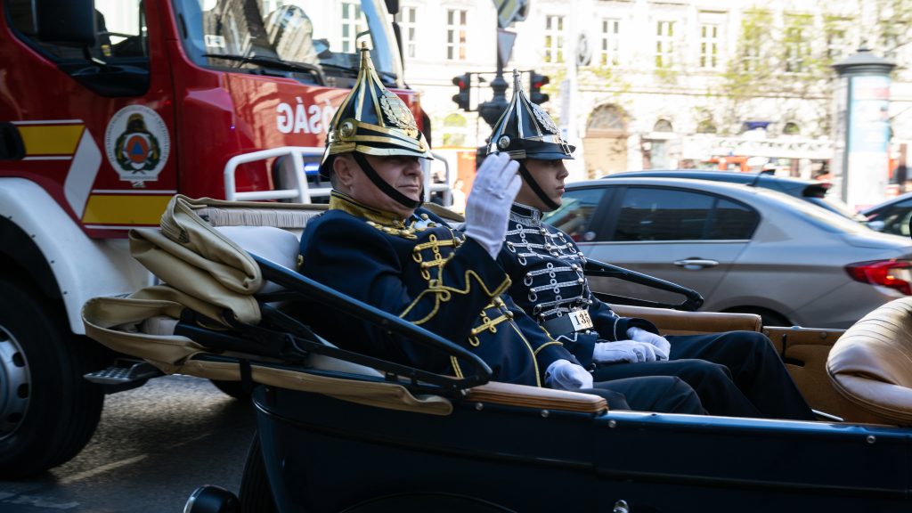 Történelmi járművekkel és egyenruhákban vonultak fel szirénázva a rendőrök és tűzoltók napján Budapesten