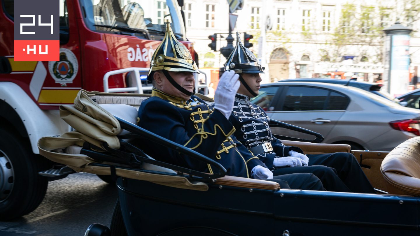 Szirénázva vonultak a rendőrök és tűzoltók Budapesten.