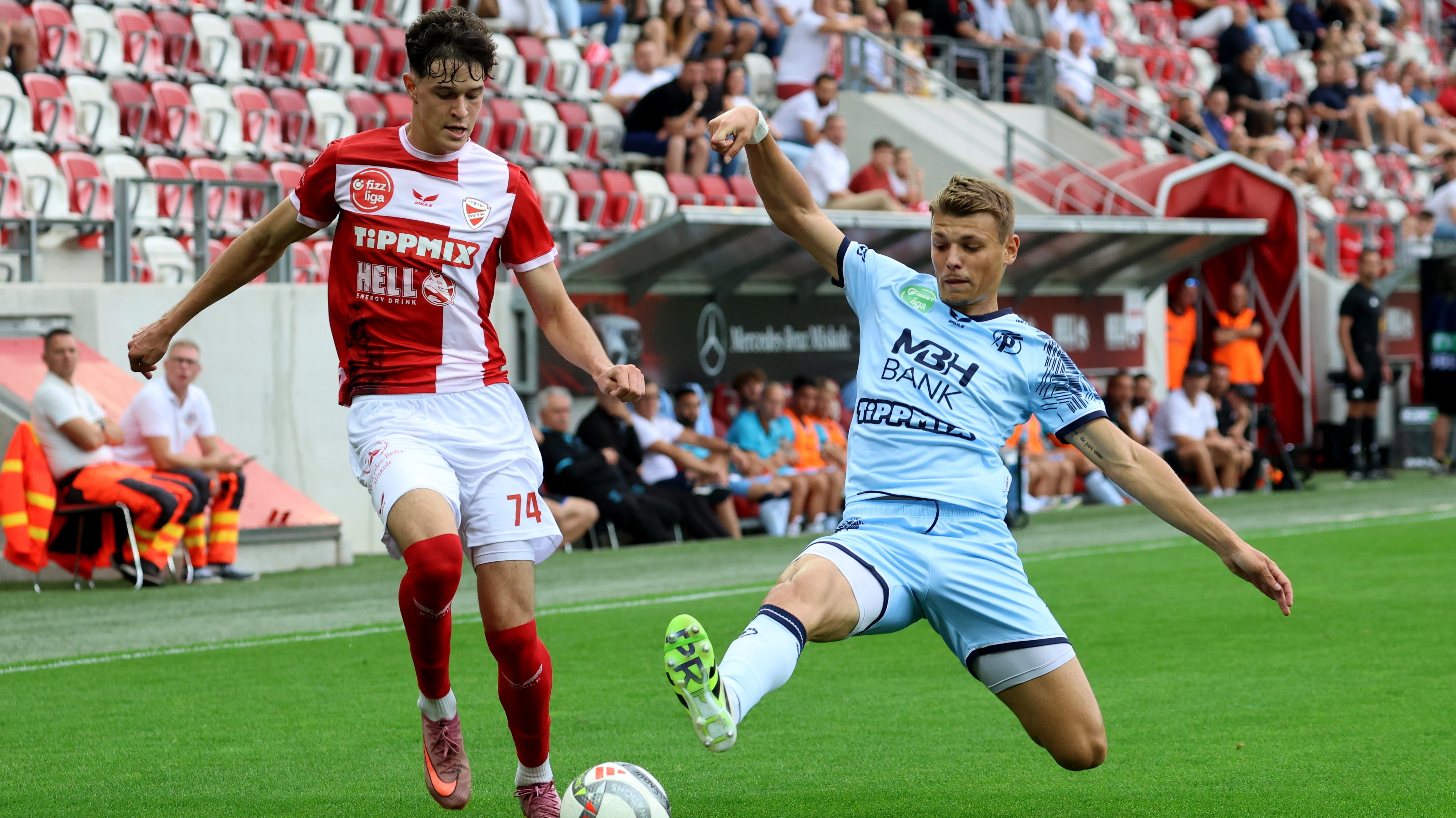 Babos Bence, a Diósgyõr (b) és Markgráf Ákos. a Puskás Akadémia játékosa.