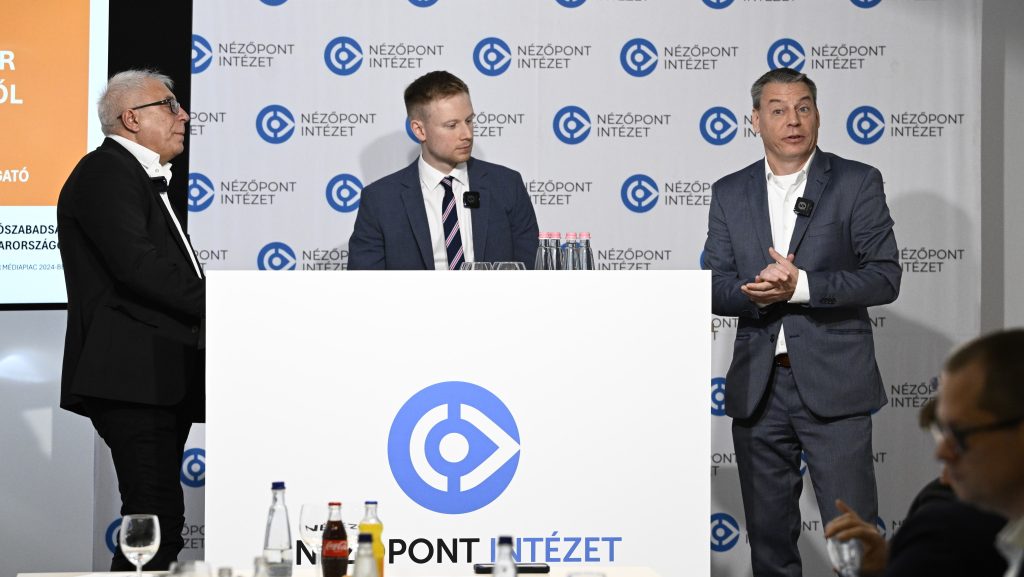 Budapest, 2025. október 15. Boros Bánk Levente, a Nézõpont Intézet igazgatója, Kereki Gergõ, a Mandiner vezérigazgatója és Nézõ László, a Magyar Nemzet fõszerkesztõje (j-b) a Nézõpont Intézet Sajtószabadság Magyarországon címû elemzését bemutató rendezvényén Budapesten 2025. október 15-én. MTI/Bodnár Boglárka