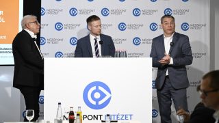 Budapest, 2025. október 15. Boros Bánk Levente, a Nézõpont Intézet igazgatója, Kereki Gergõ, a Mandiner vezérigazgatója és Nézõ László, a Magyar Nemzet fõszerkesztõje (j-b) a Nézõpont Intézet Sajtószabadság Magyarországon címû elemzését bemutató rendezvényén Budapesten 2025. október 15-én. MTI/Bodnár Boglárka