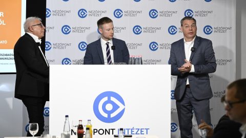 Budapest, 2025. október 15. Boros Bánk Levente, a Nézõpont Intézet igazgatója, Kereki Gergõ, a Mandiner vezérigazgatója és Nézõ László, a Magyar Nemzet fõszerkesztõje (j-b) a Nézõpont Intézet Sajtószabadság Magyarországon címû elemzését bemutató rendezvényén Budapesten 2025. október 15-én. MTI/Bodnár Boglárka