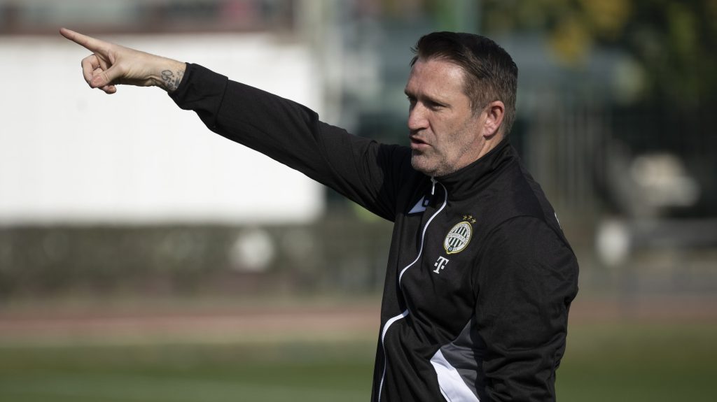 Robbie Keane vezetõedzõ a Ferencváros labdarúgócsapatának edzésén.