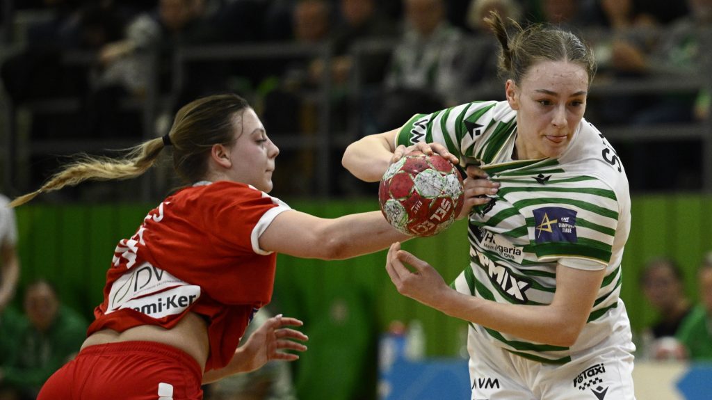 Kerekes Laura, a Dunaújváros (b) és Szeibert Anna Rebeka, a Ferencváros játékosa a nõi kézilabda NB I-ben.