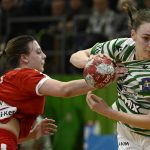 Kerekes Laura, a Dunaújváros (b) és Szeibert Anna Rebeka, a Ferencváros játékosa a nõi kézilabda NB I-ben.