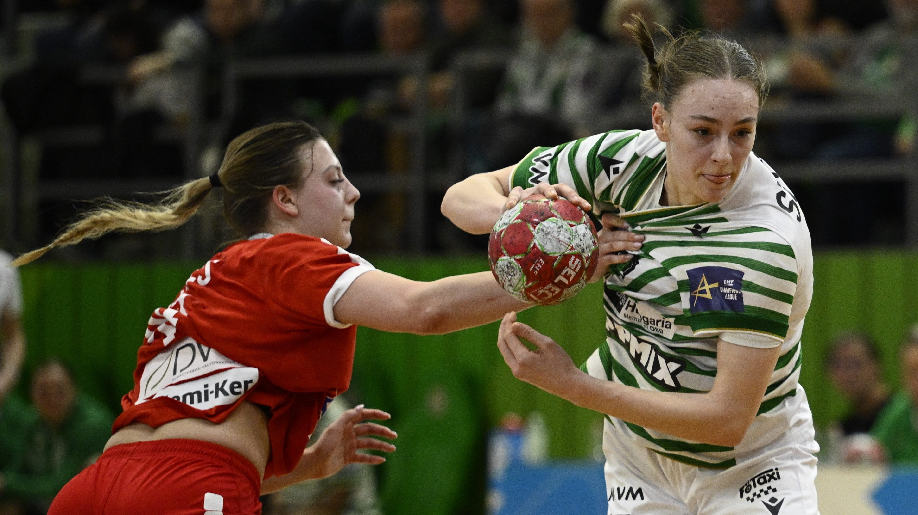 Kerekes Laura, a Dunaújváros (b) és Szeibert Anna Rebeka, a Ferencváros játékosa a nõi kézilabda NB I-ben.