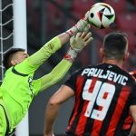 Dúzs Gellért (k), a Budapest Honvéd FC kapusa vetődik.