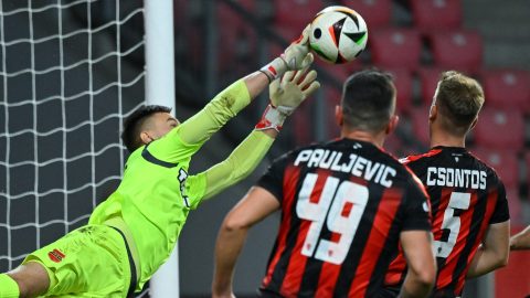 Dúzs Gellért (k), a Budapest Honvéd FC kapusa vetődik.