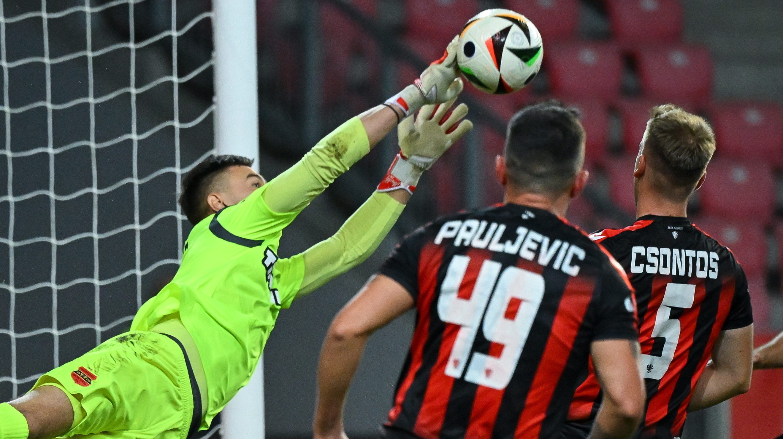 Dúzs Gellért (k), a Budapest Honvéd FC kapusa vetődik.