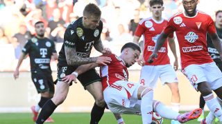 Josua Mejías, a Debrecen (középen, j) és Franko Kovacevic, a Ferencváros játékosa (középen, balra).