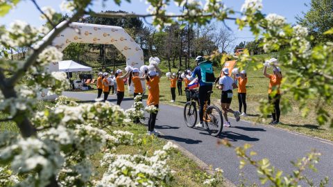 Versenyzõ a XX. NN Ultrabalaton futóversenyen.