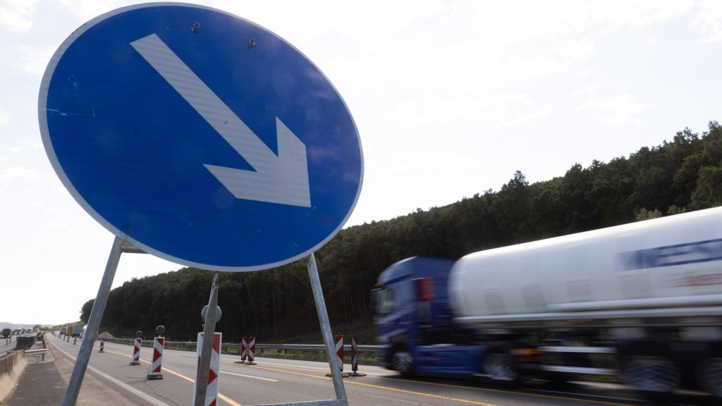 Újabb földcsuszamlás, ezúttal az M1-es sztráda szélesítése közben