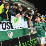 Győri játékosok ünnepelnek a szurkolókkal.