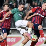 Ahmed Nadhir Benbouali, a Gyõr (j2), Somogyi Ádám (b2) és Kocsis Gergõ (j), a Videoton játékosai a labdarugó MOL Magyar Kupa nyolcaddöntõjében.