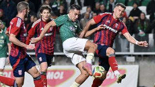 Ahmed Nadhir Benbouali, a Gyõr (j2), Somogyi Ádám (b2) és Kocsis Gergõ (j), a Videoton játékosai a labdarugó MOL Magyar Kupa nyolcaddöntõjében.