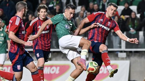 Ahmed Nadhir Benbouali, a Gyõr (j2), Somogyi Ádám (b2) és Kocsis Gergõ (j), a Videoton játékosai a labdarugó MOL Magyar Kupa nyolcaddöntõjében.