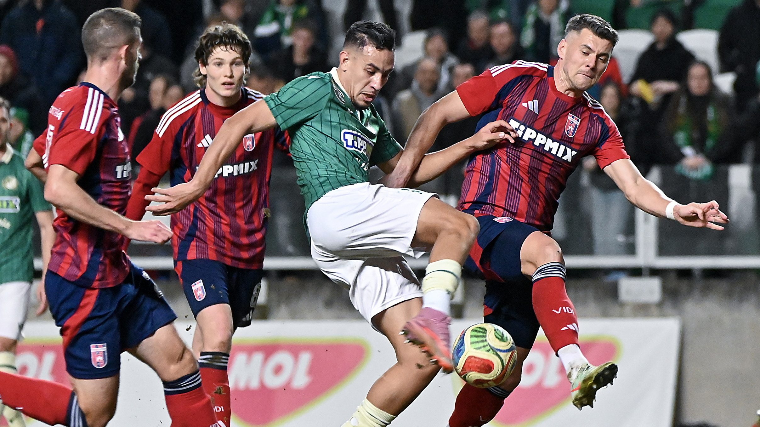 Ahmed Nadhir Benbouali, a Gyõr (j2), Somogyi Ádám (b2) és Kocsis Gergõ (j), a Videoton játékosai a labdarugó MOL Magyar Kupa nyolcaddöntõjében.