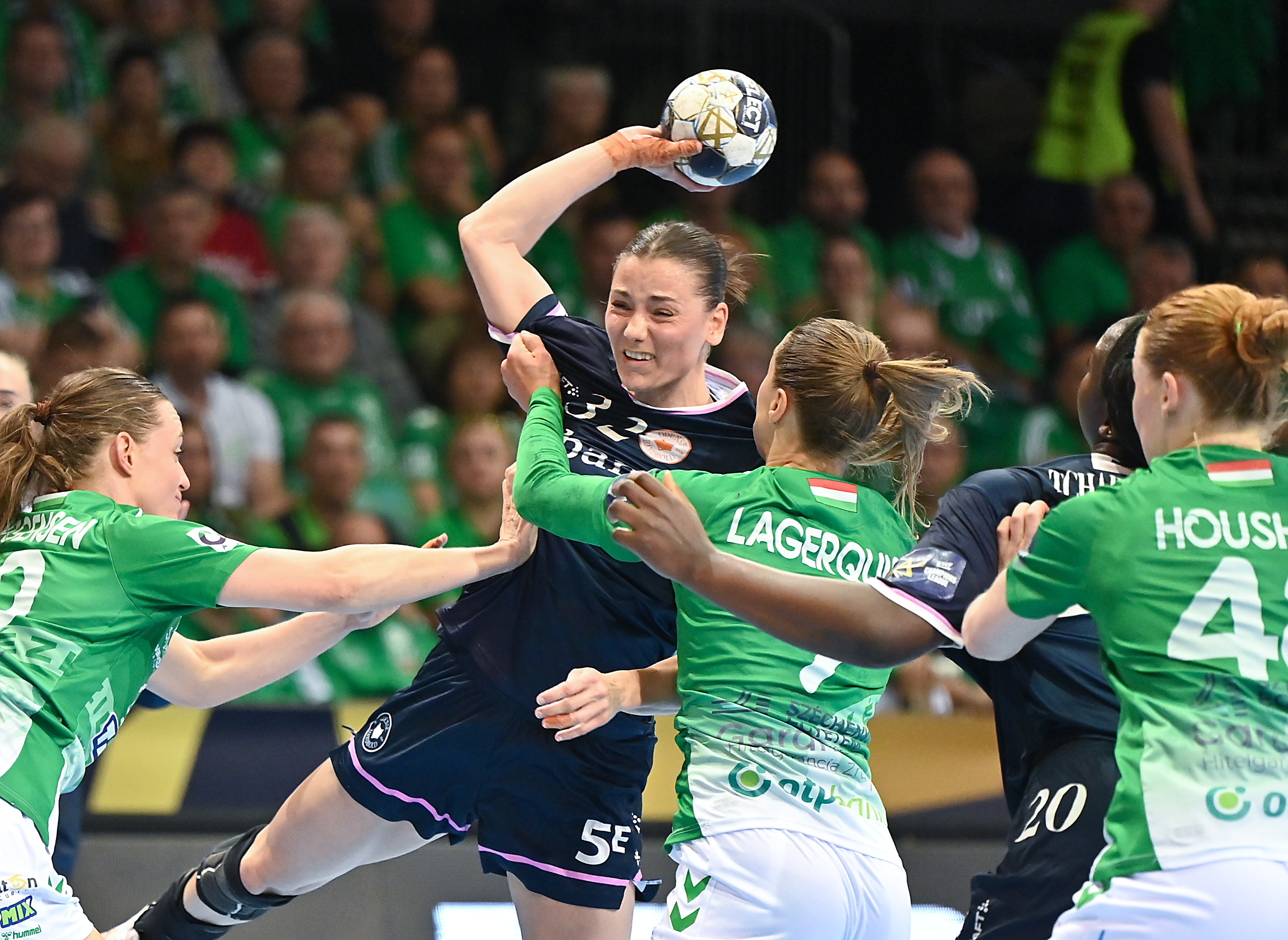 Mie Hojlund, az Odense jétékosa (k), mellette Kristina Jörgensen (b) és Anna Lagerquist (j2).