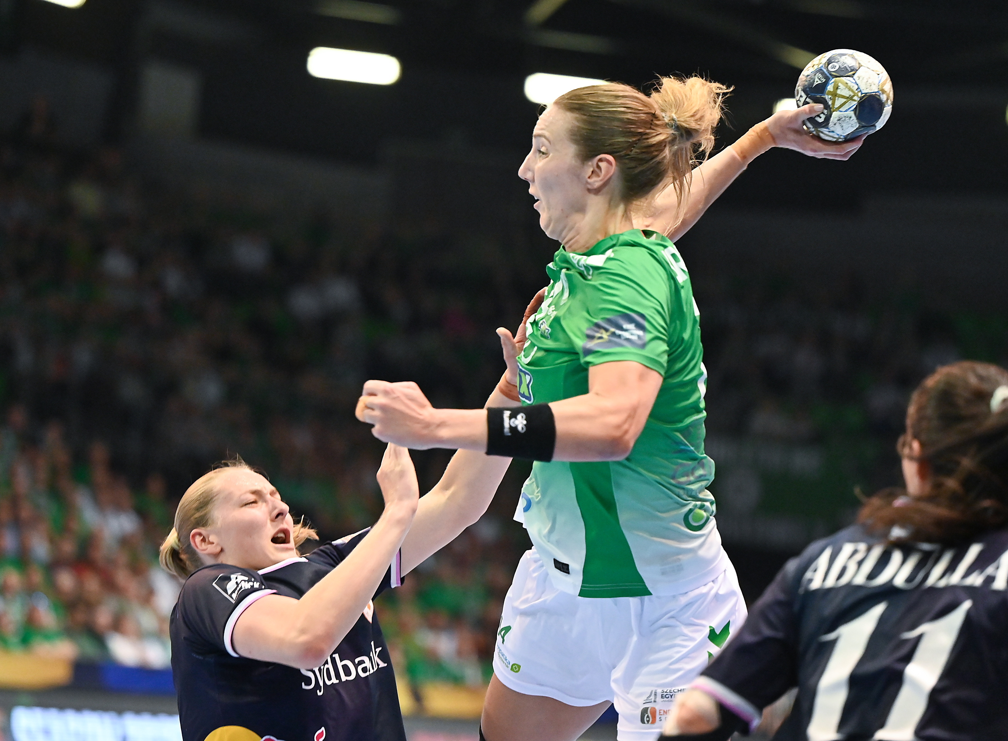 Kristine Breistöl (j), a Gyõr és Viola Leuchter, az Odense játékosa.