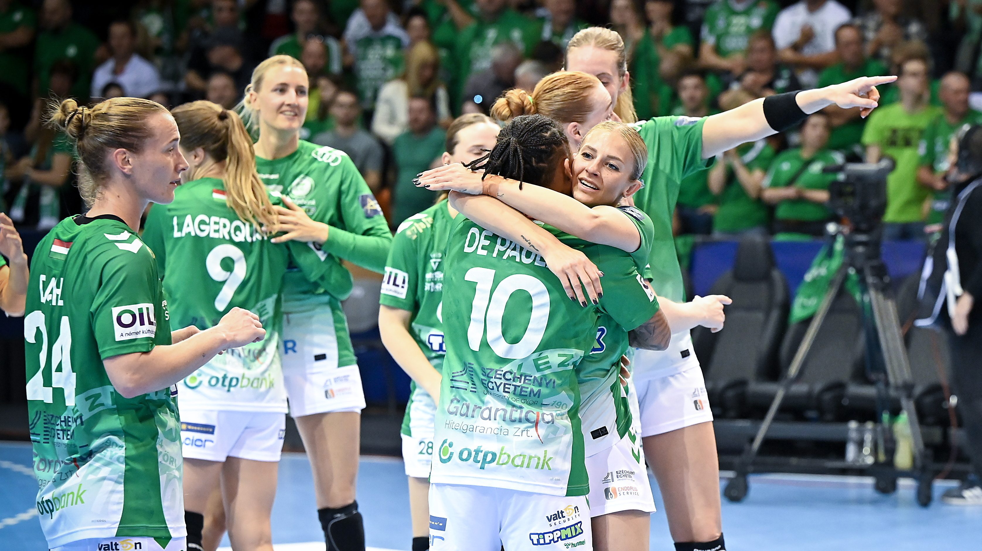 A gyõztes gyõri csapat játékosai az Odense elleni meccs után.