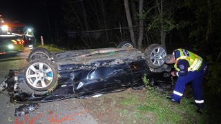 Összeroncsolódott személygépkocsi Kiskunfélegyháza közelében egy alsórendű úton 2026. április 4-én.