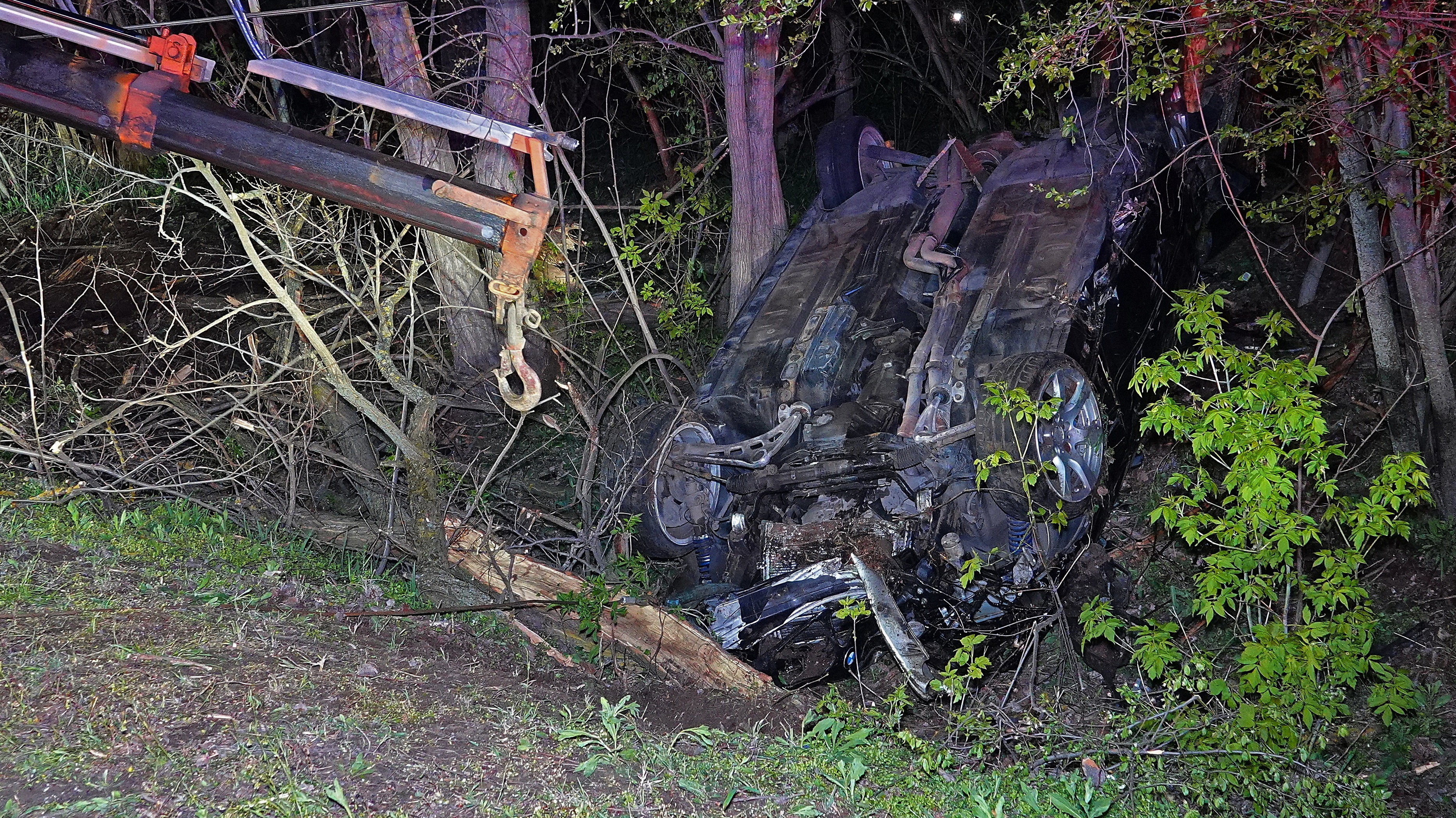 Fának csapódott egy autó, hárman meghaltak a Kiskunfélegyháza közelében történt balesetben 1 Összeroncsolódott személygépkocsi Kiskunfélegyháza közelében egy alsórendû úton 2026. április 4-én.