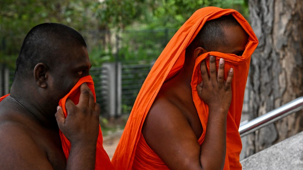 A kannabiszcsempészéssel lebukott szerzetescsapat két tagja, miután 2026. április 26-án letartóztatták őket a Srí Lanka-i Negombóban.