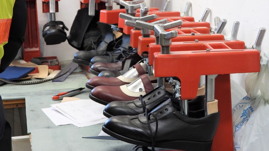 Ortopédcipő-maffia: 76 ember ellen emeltek vádat, akik 4,5 milliárdos kárt okozhattak